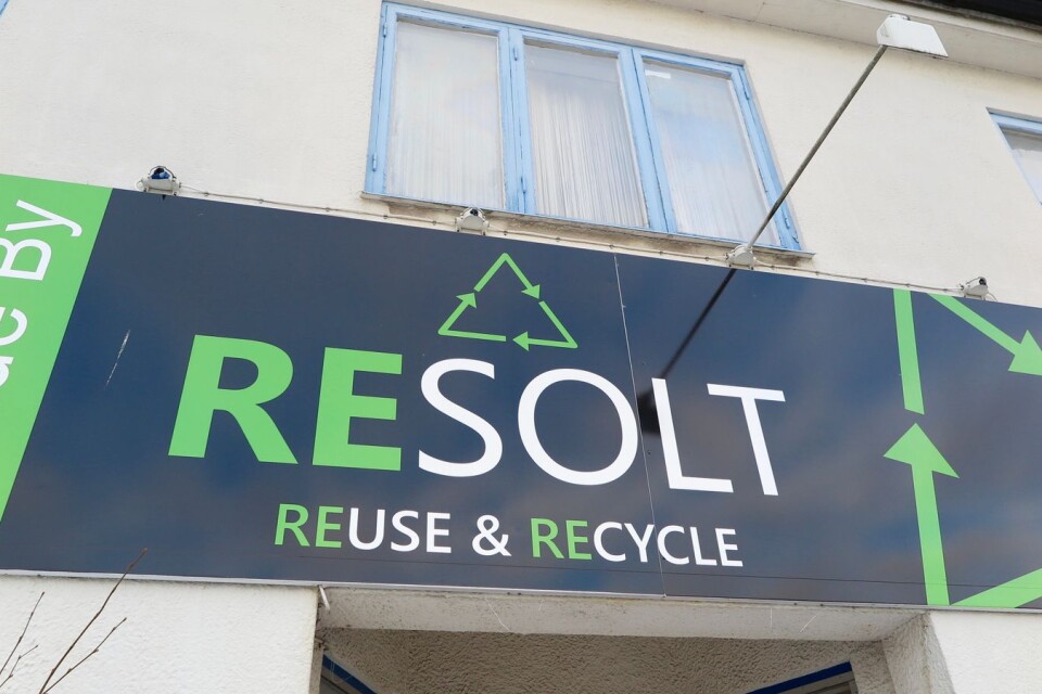 Företaget bakom second hand-butikerna Resolt har försatts i konkurs på egen begäran.