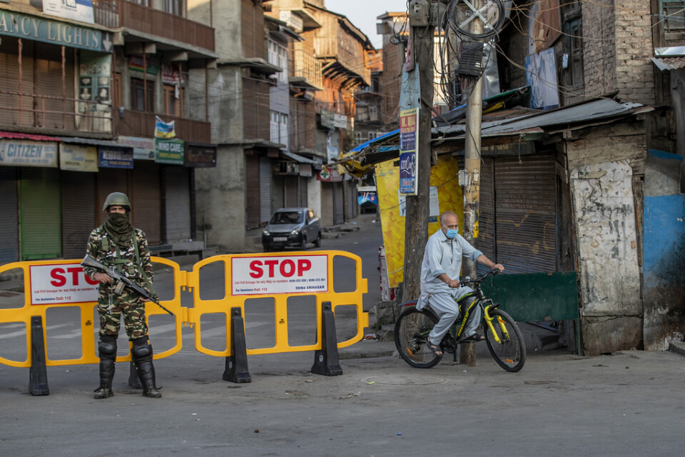 Under årsdagen för Indiens upphävande av Kashmirs självstyre fanns vägspärrar och soldater på plats i regionen för att undvika protester.