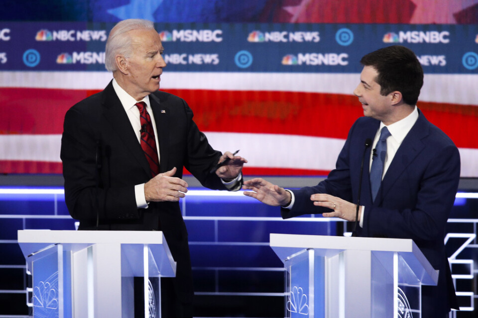 De demokratiska presidentaspiranterna Joe Biden (t v) och Pete Buttigieg debatterar mot varandra den 19 februari. Buttigieg har nu ställt sig bakom Biden.