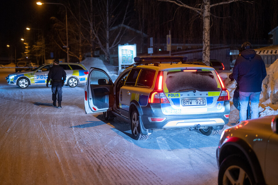 En man åtalas, misstänkt för mord och försök till mord, efter skottlossningen i Ersboda i Umeå i vintras. Arkivbild.