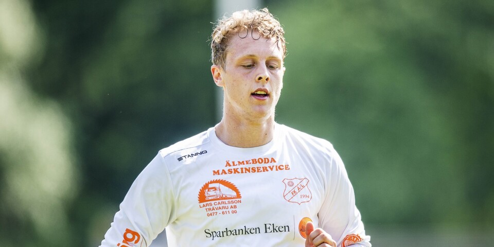 Älmeboda/Linneryds mittback Theodor Ingemarsson har varit en sensation under våren och nu finns intressen från klubbar högre upp.