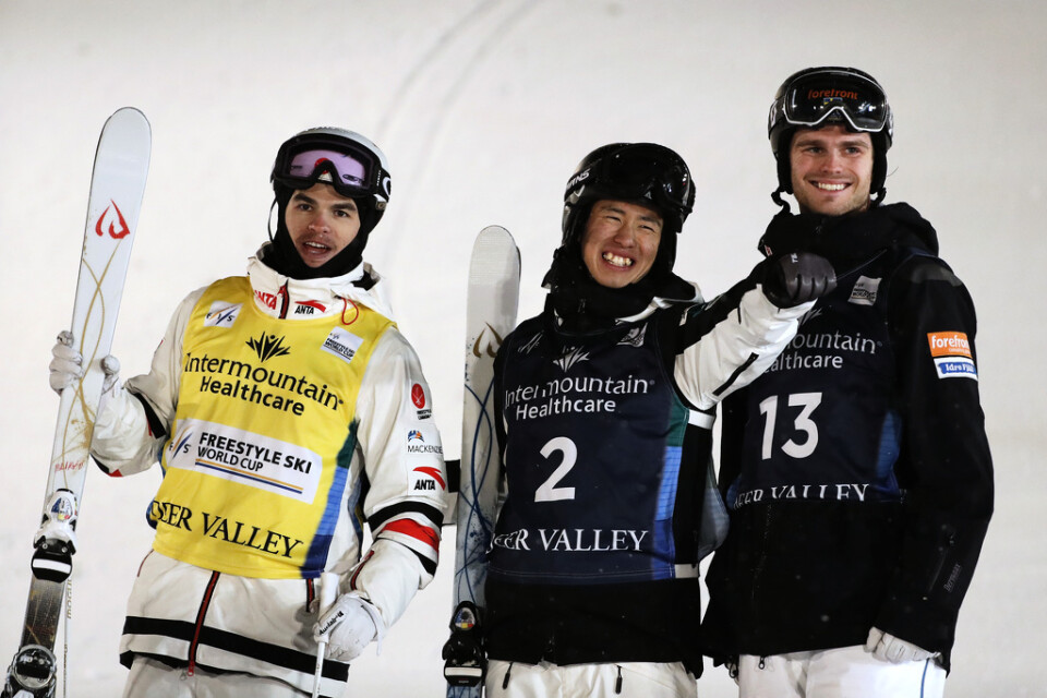 Prispallen i Deer Valley, från vänster: Mikaël Kingsbury, Kanada (tvåa), Ikuma Horishima, Japan (etta) och Felix Elofsson, Sverige (trea).