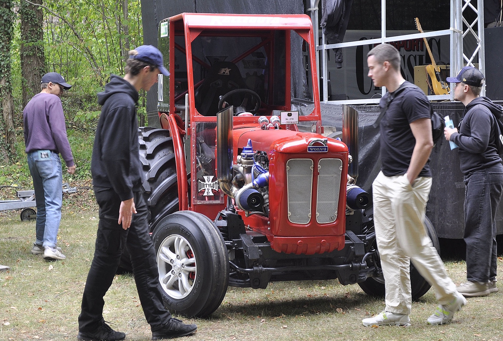 Ännu en traktor av äldre modell beundras av intresserad motorungdom.