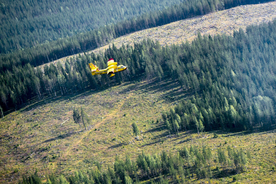 Ett italienskt brandflygplan i arbetet med att bekämpa den omfattande skogsbranden utanför Ljusdal under sommaren 2018.