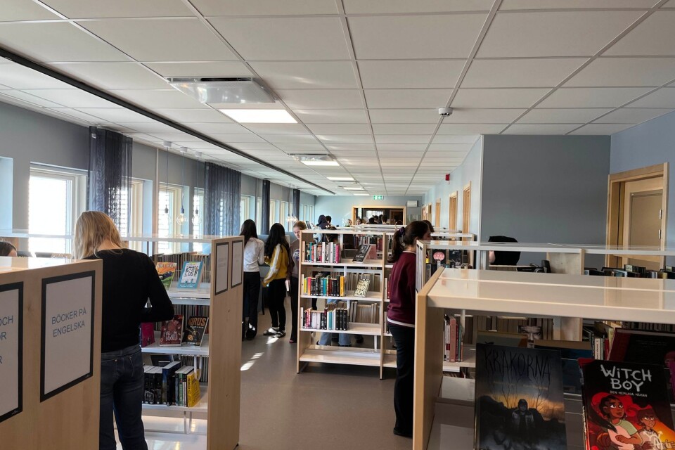 Efter att bandet klippts släpptes eleverna in i det nya biblioteket.