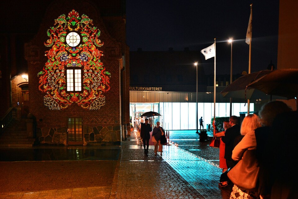Konstverket ”Synkron” tänds på utsidan av Kulturkvarteret under invigningen i slutet av augusti 2014. Men lyser det fortfarande?