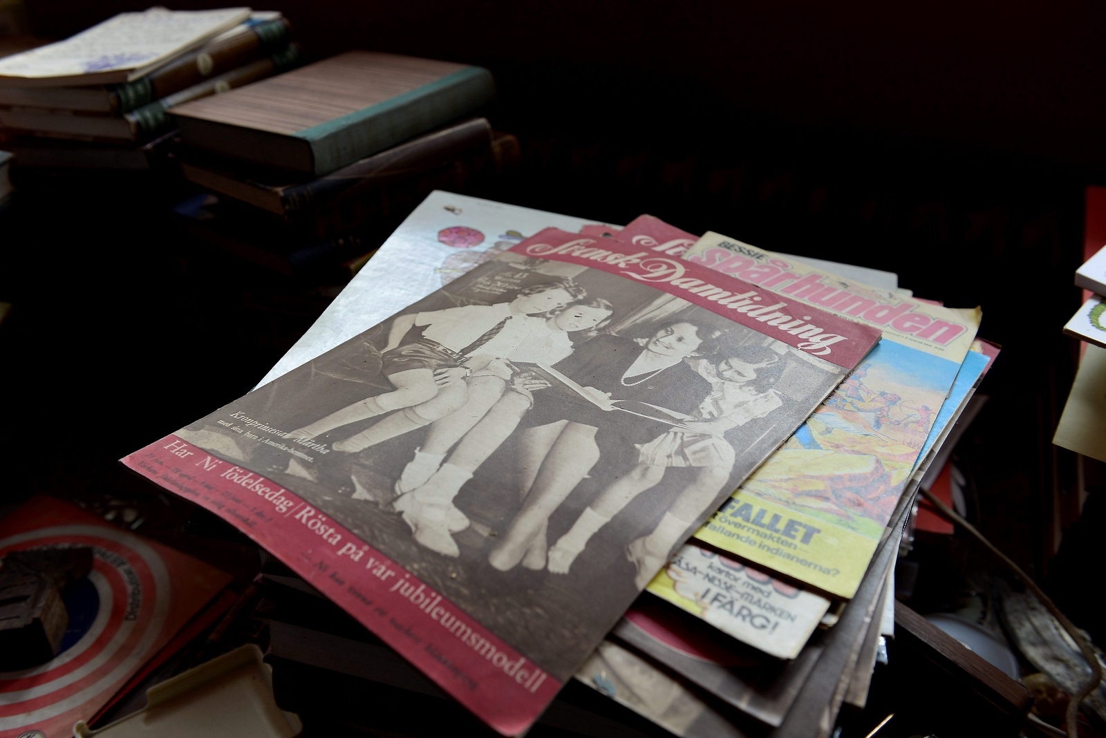 Tidningar från 30-talet vittnar kanhända om den gamla pensionatstiden och läsande gäster.