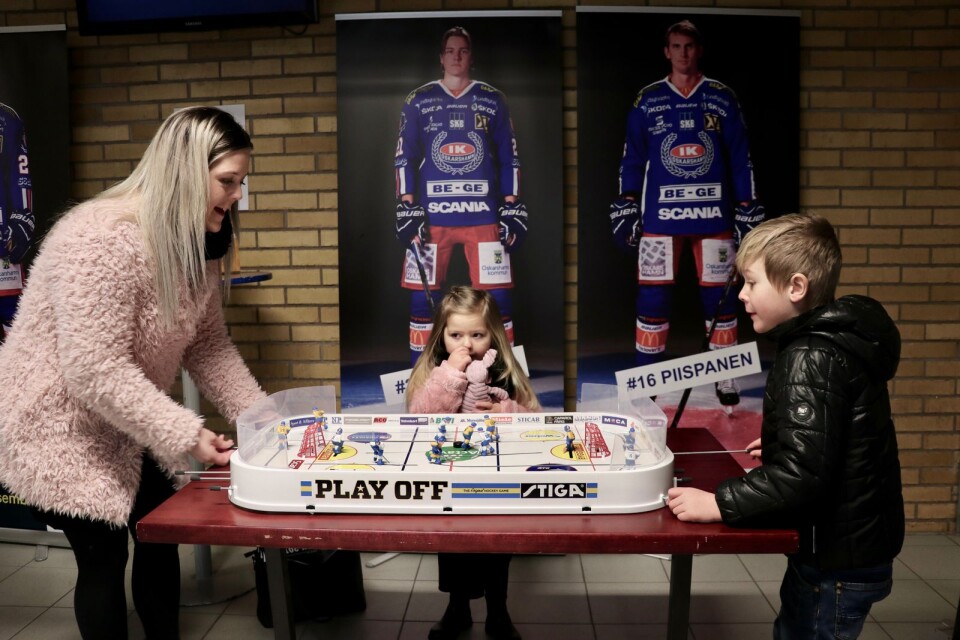 Martina Juved värmde upp inför matchen med ett parti bordshockey mot sonen Wilgot, fem år. Dottern Wendela, fyra år, var hejarklack.