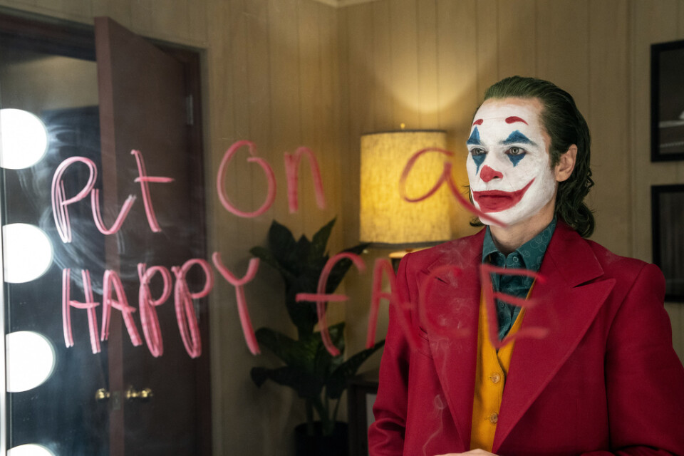 Joaquin Phoenix i "Joker", som går in på biotoppens förstaplats. Pressbild.