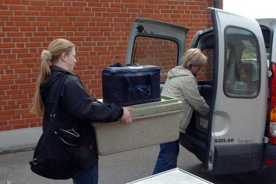 Jeanette Hansson och Ruth Axelsson lastar in alla matväskor fyllda med skålar som ska köras ut till vårdtagarna i centrala Tomelilla. Bild: Sprisse Nilsson