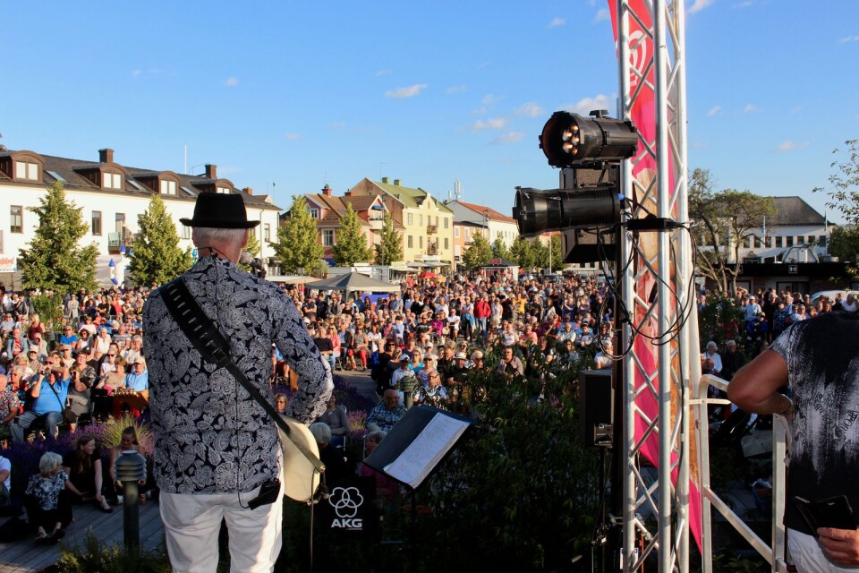 Black Jacks gitarrist Ove Olsson framför den stora publiken vid ett soligt Borgholms torg.