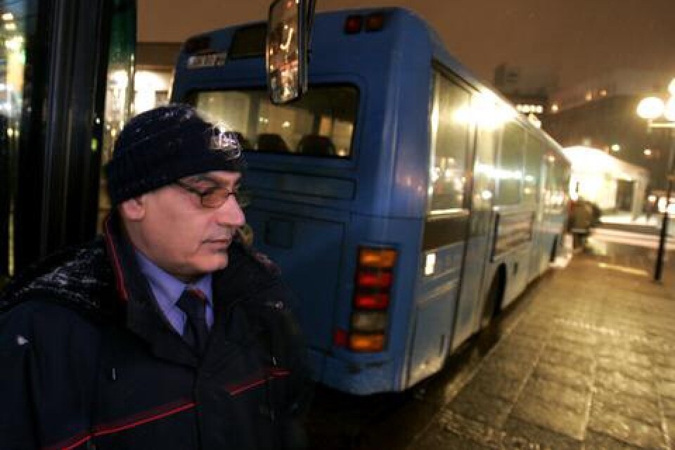 Busschauffören Mehmet Kaplan tycker synd om passagerarna som måste stå och frysa.