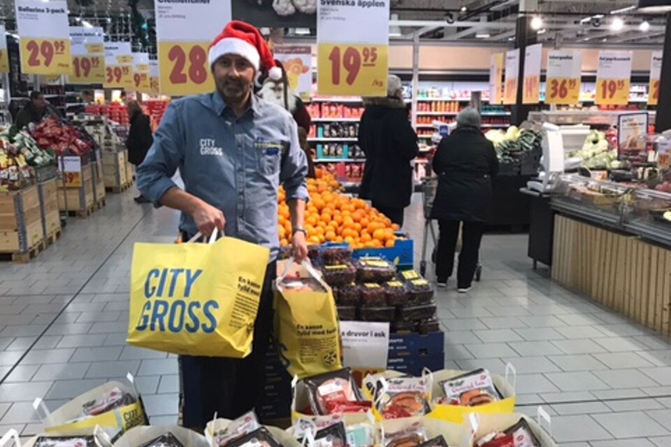 Butikschef Peter Mattsson, City Gross i Karlshamn, redo att leverera julmatkassar till Svenska kyrkan. Det är behövande familjer som slutligen ska få dem.