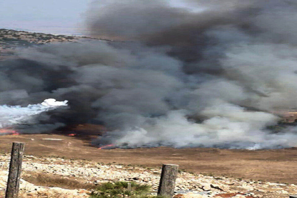 Rökutveckling efter israelisk granateld mot södra Libanon den 1 september. Arkivbild.
