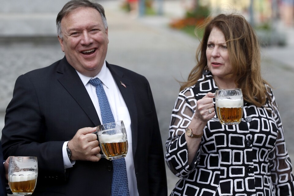 USA:s tidigare utrikesminister Mike Pompeo dricker öl tillsammans med frun Susan under ett besök i tjeckiska Prag 2020.