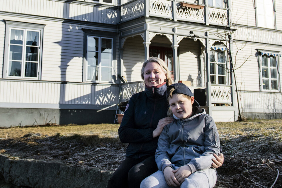 Anna Stegs och tioårige sonen Aron som flyttat från Stockholm till Järvsö med familjen.