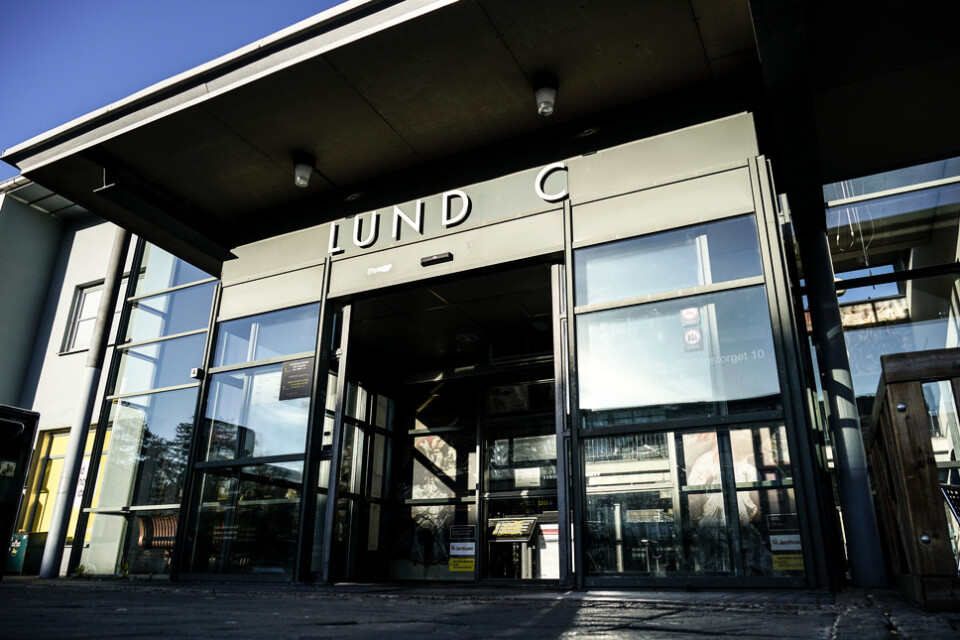 En man man i 20-årsåldern uppges ha fått allvarliga skador efter ha blivit påkörd av tåg vid Lund C. Arkivbild.