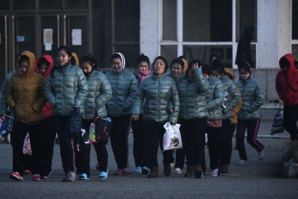 Nordkoreanska fabriksarbetare på väg till arbetet i den kinesiska staden Dandong 2019. Arkivbild.