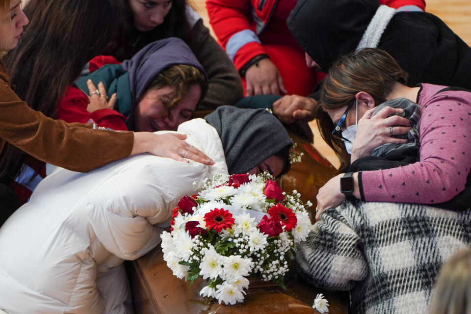 Anhöriga gråter över en kista i italienska Crotone efter tragedin på Medelhavet.