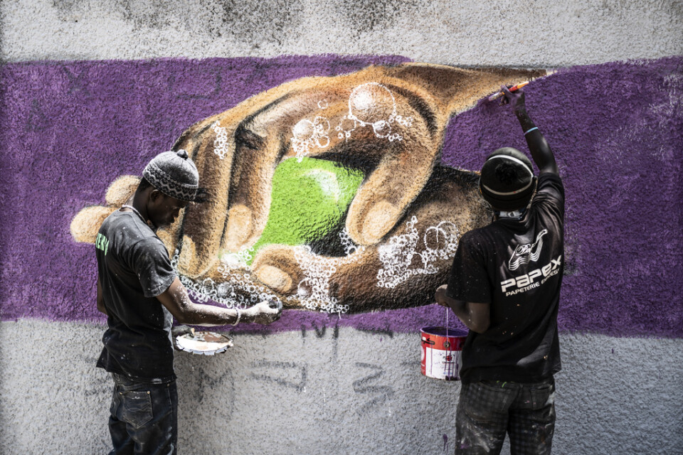 Medlemmar i det senegalesiska graffitikollektivet RBS Crew skapar informativa muralmålningar om hur man kan stoppa spridningen av det nya coronaviruset. Arkivbild.