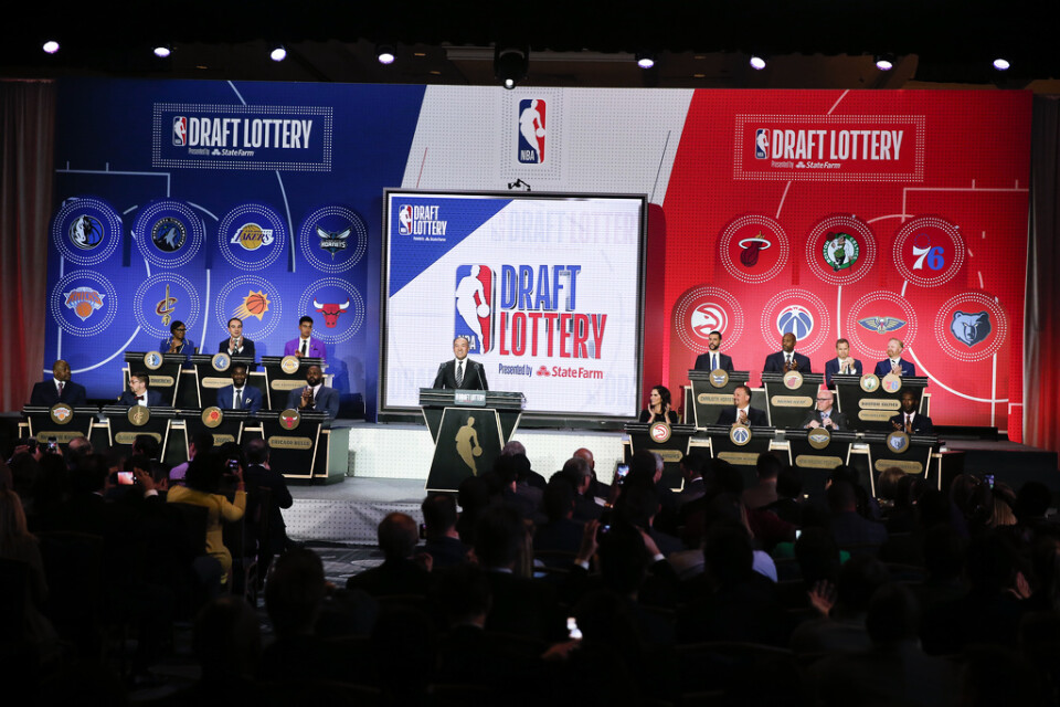 Bild från förra årets draft-lotteri i NBA som hölls den 19 maj 2019 i Chicago.
