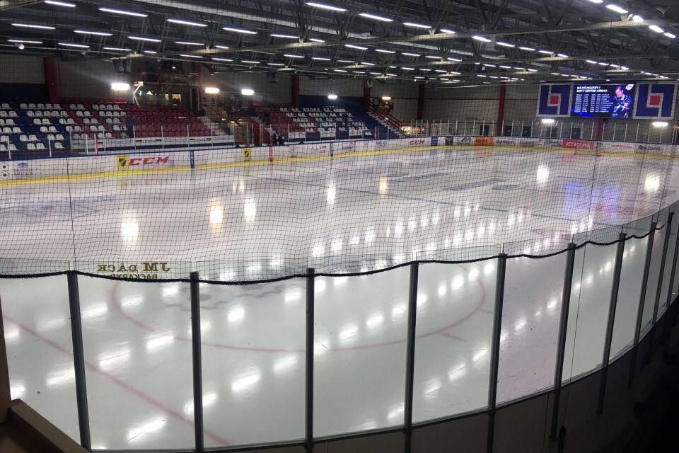 En söndagseftermiddag i Soft Center Arena brukar betyda fullt ös såväl på isen som på läktarna. Så här såg det ut 16.45. Det blir ingen allettanishockey i dag.