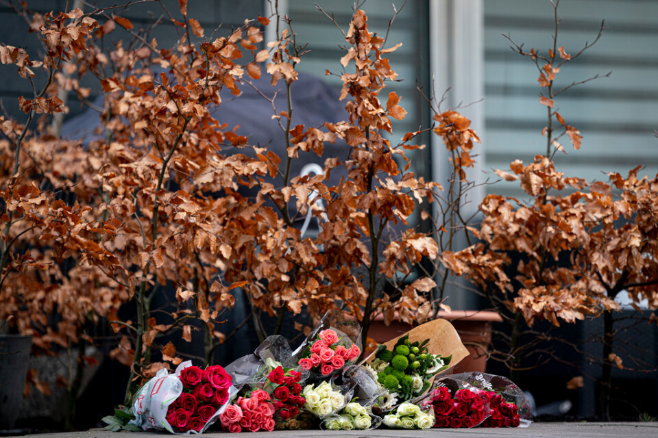 Blommor på den gata i Tåstrup utanför Köpenhamn där två tonåringar knivhöggs till döds sent i måndags kväll.
