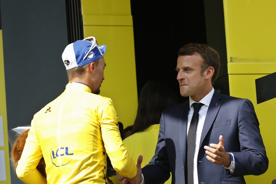 Frankrikes president Emmanuel Macron, här i samspråk med den franske cyklisten Julian Alaphilippe, säger att Tour de France inte kommer att köras i juli som planerat. Arkivbild.