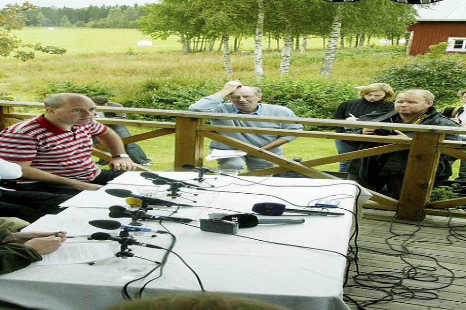 Den 31 augusti 2004. Den borgerliga Alliansen har presskonferens hemma hos centerpartiledaren Maud Olofsson i Högfors. Närmast kameran Lars Leijonborg (dåvarande Folkpartiet), sedan Göran Hägglund (KD), Maud Olofsson (C) och Fredrik Reinfeldt (M).