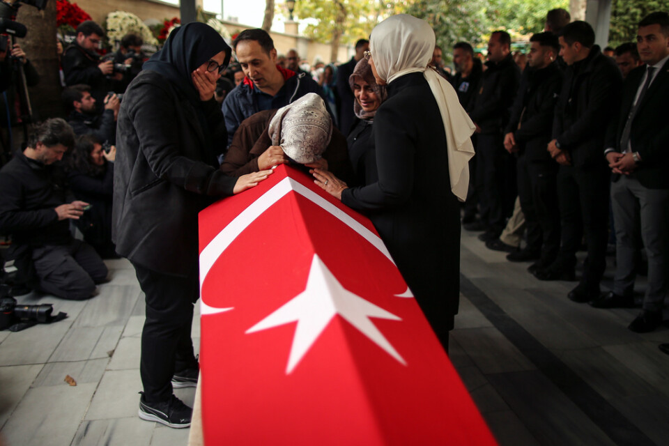 Anhöriga och vänner sörjer Arzu Özsoy, som dödades i bombdådet tillsammans med sin 15-åriga dotter Yagmur Ucar. Mamman och dottern begravdes på måndagen.
