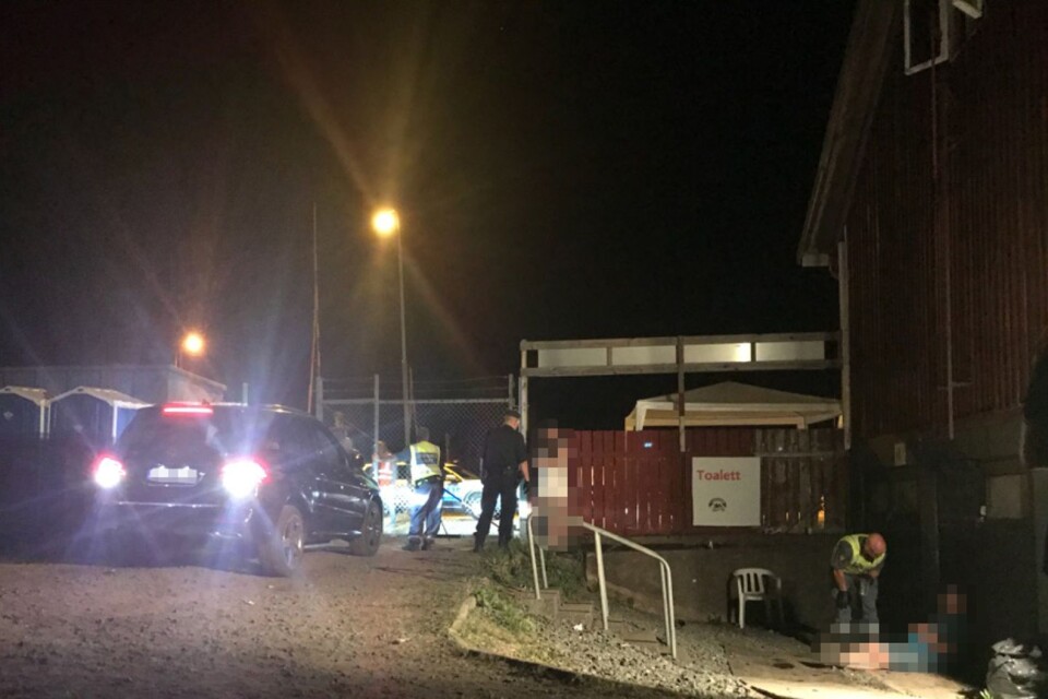 Polis och ordningsvakter på plats vid den bil som höll på att köra på besökare vid mc-träffen i Virserum natten till söndagen.