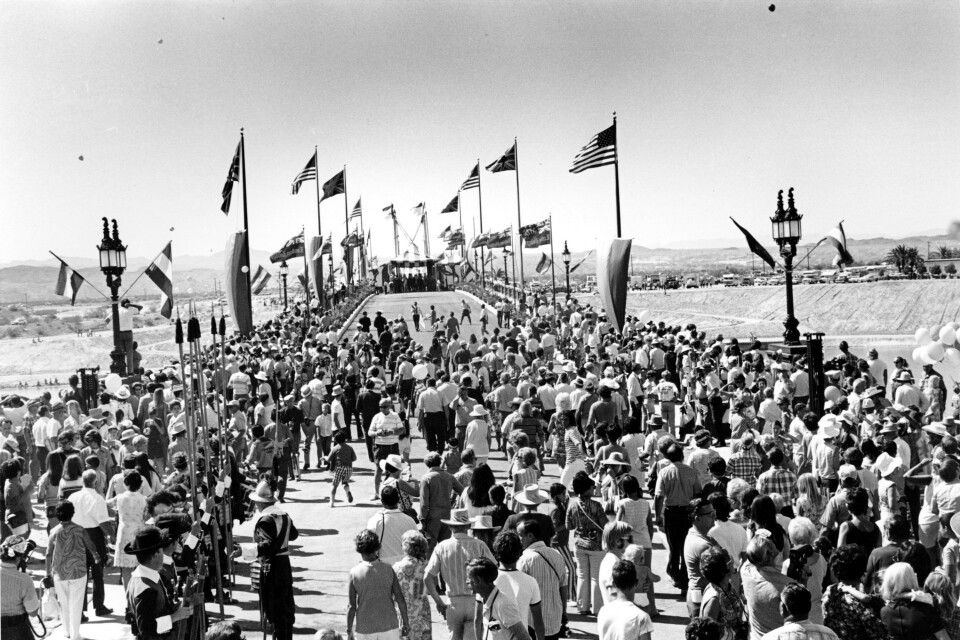 London Bridge invigdes i Lake Havasu City i Arizona för 50 år sedan, 1971.