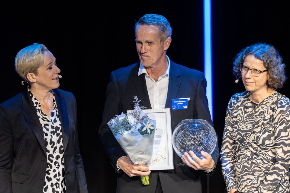 Vesteinn Hafsteinnsson fick motta Hederspriset 2022 av nuvarande förbundskapten Kajsa Bergqvist och den tidigare förbundskaptenen Karin Torneklint.