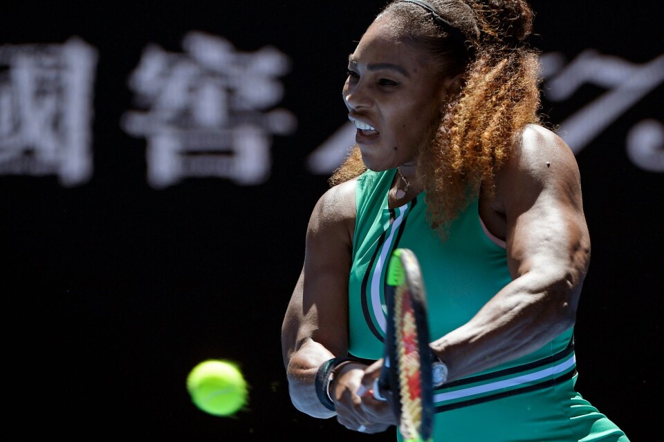Serena Williams slår en backhand i segermatchen mot Dajana Jastremska.