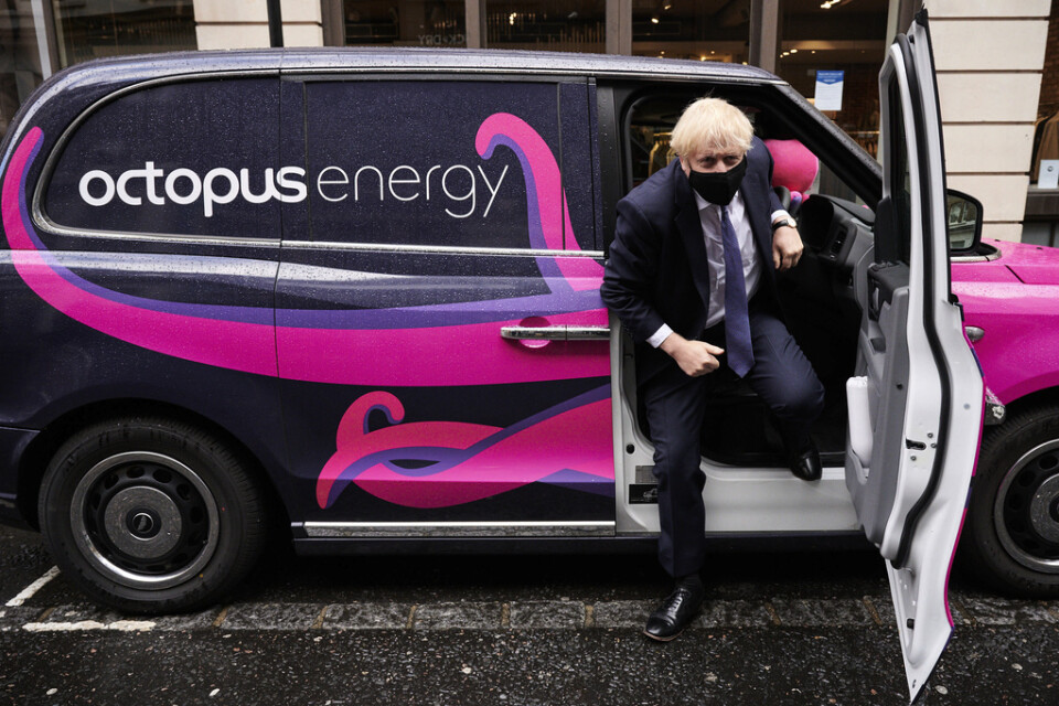 Storbritanniens premiärminister Boris Johnson kliver ur en elbil i oktober i år.