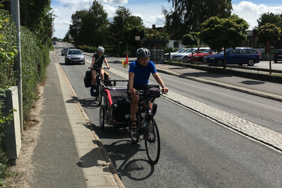 Genom Brösarp tvingas cyklisterna ut i den täta turisttrafiken.