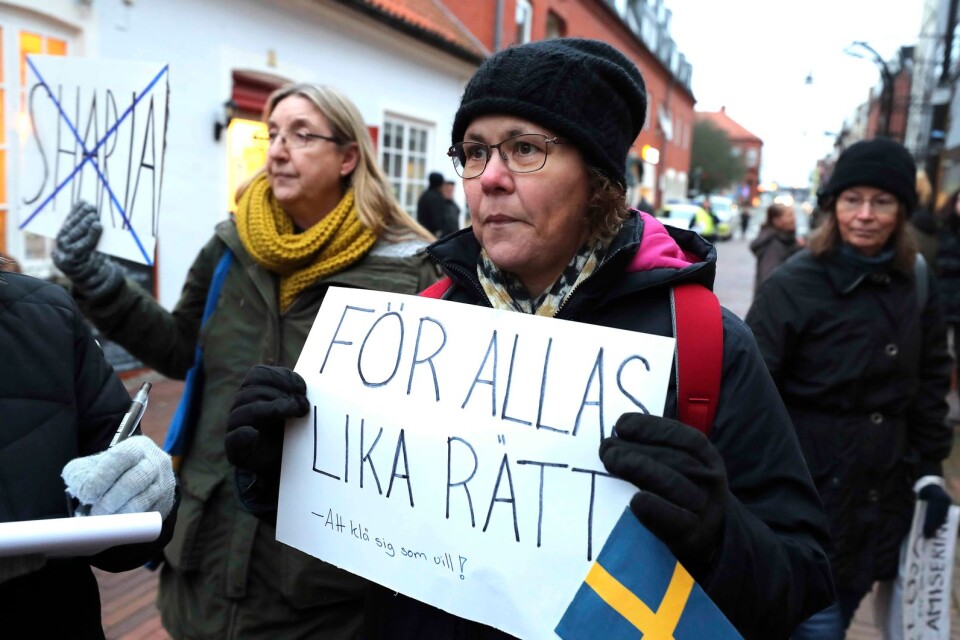 Monica Svensson hade kommit för att stötta manifestationen med sitt plakat. ”För allas lika rätt att klä sig som man vill”. I bakgrunden synd motdemonstranter.