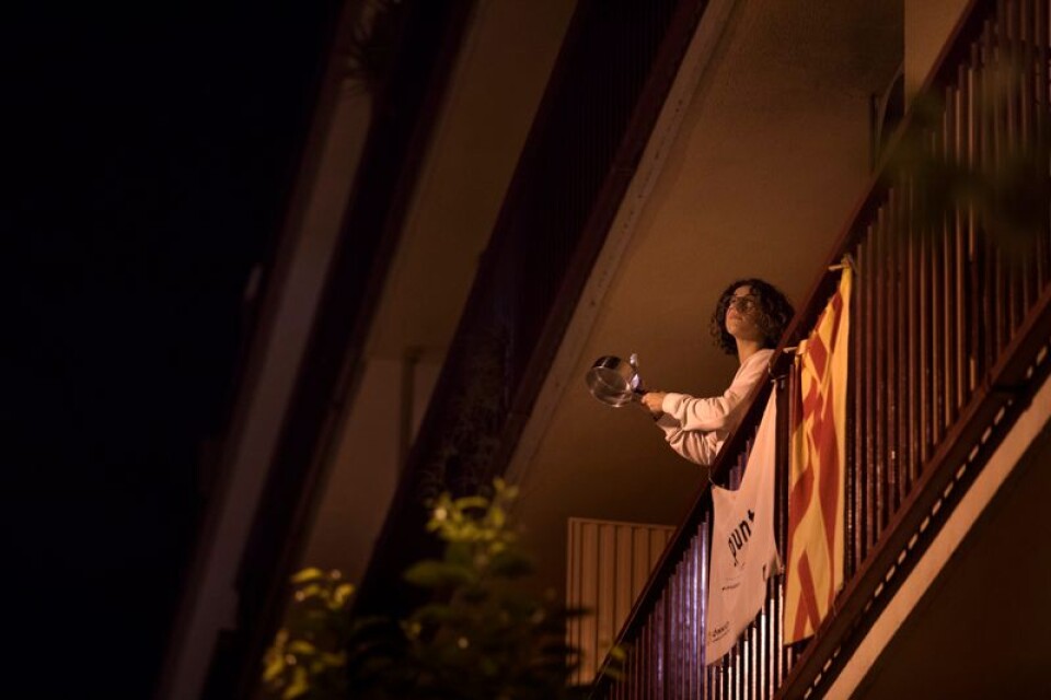 Beslutet om att två katalanska självständighetsförespråkare fängslats möttes av protester på måndagen.