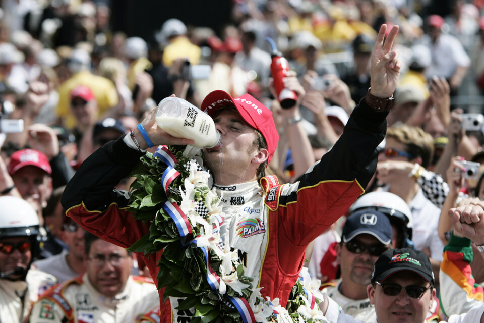 Dan Wheldon, Storbritannien, firar sin Indy 500-seger 2005 genom att sedvanligt dricka mjölk. En av många traditioner som omgärdar det klassiska loppet. Arkivbild.