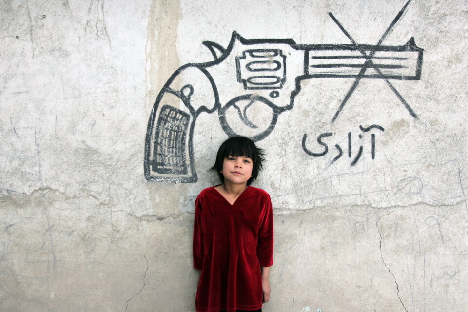 Kan dagens avtal i Doha leda till fred i Afghanistan? På bilden ett barn i den afghanska huvudstaden Kabul framför en krigskritisk väggmålning. Arkivbild.