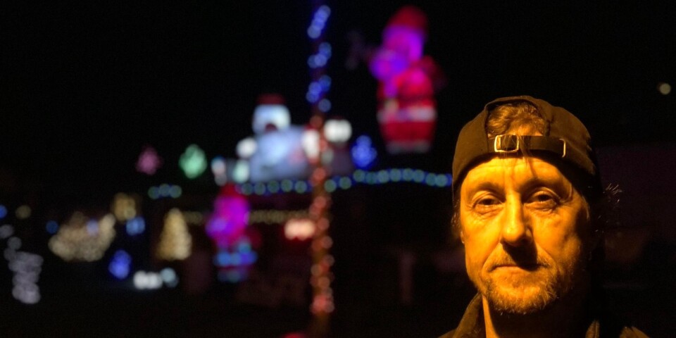 Mike i Söderåkra trotsar elräkningen – tänder upp julbelysningen