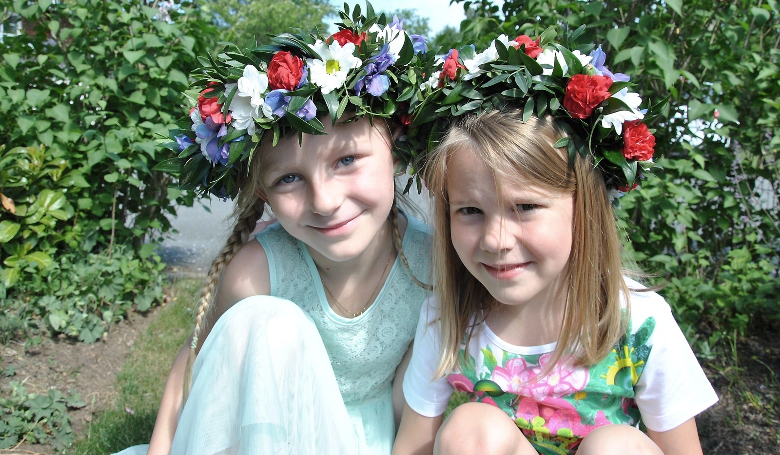 Sommar och sol, med blommor i håret och blommor under kudden! Lovis Gustafsson och Isabelle Höghäll är redo att fira midsommar.
Foto: Marie Strömberg Andersson
