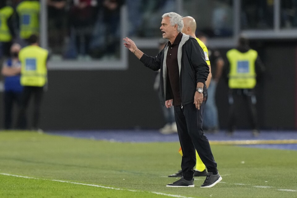 José Mourinho fick syna det röda kortet mot Napoli.
