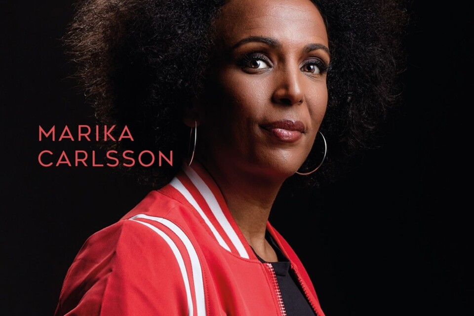 Komikern Marika Carlsson är aktuell med sin biografi. Hon skriver personligt om de händelser som format henne till den hon är idag. Hur det är att vara adopterad från Etiopien och att växa upp i en kristen familj.