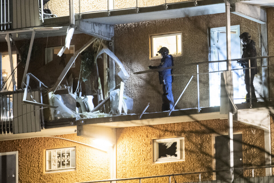 Polisens tekniker undersöker en loftgång där någonting exploderat på Tönsbergsgatan i Husby i nordöstra Stockholm. Explosionen skedde på fjärde våningen och en mängd fönster krossades.