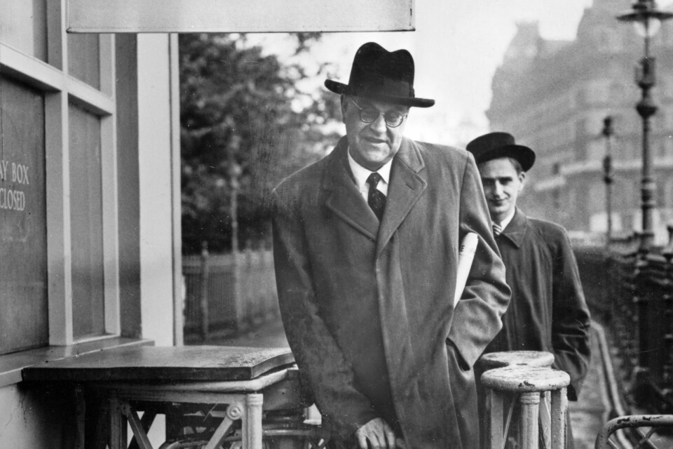 Lyssna på rörelsen! Bild: Statsminister Tage Erlander i täten före Olof Palme, rådgivare till Erlander och sedermera statsminister ungefär 1960.
