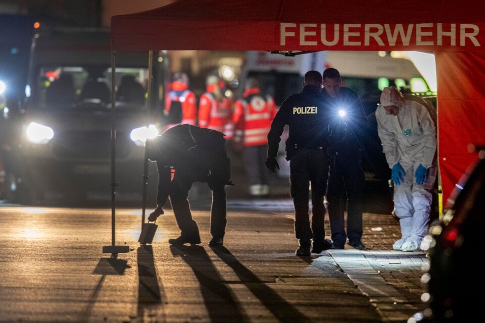 Polisen undersöker en av brottsplatserna i tyska Hanau efter dådet.