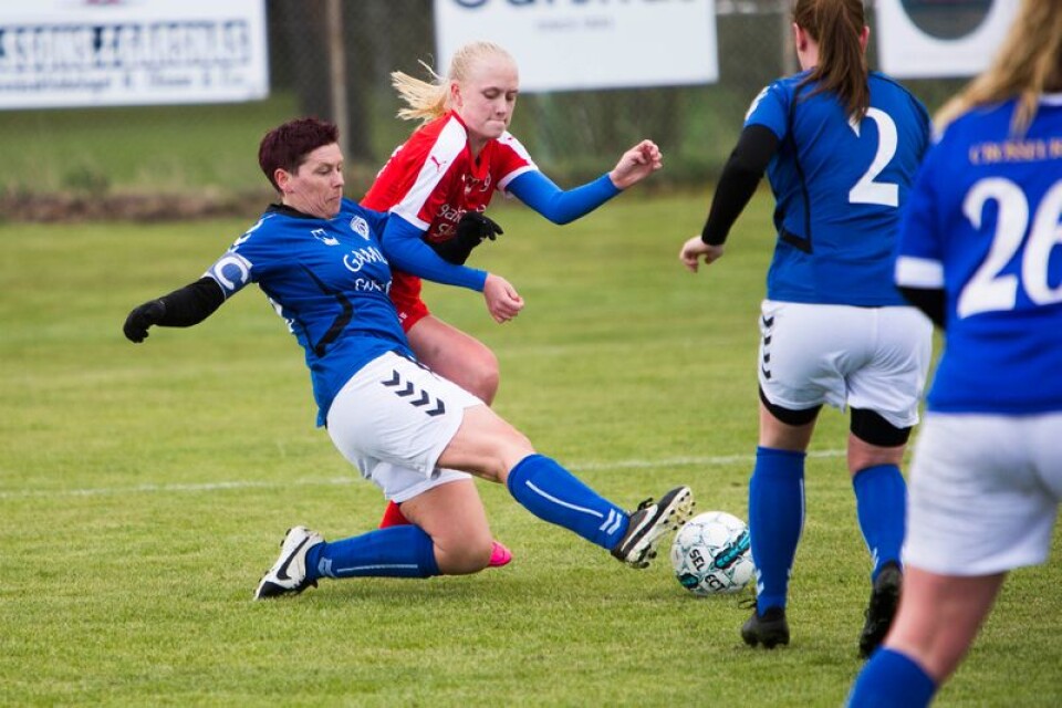 Gärsnäs AIS, här med rutinerade Petra Lindström-Karlsen vid bollen, kommer inte till spel som självständig division 3-klubb den här säsongen.