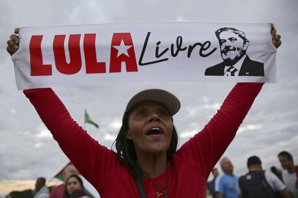 En anhängare till förre presidenten Lula da Silva protesterar utanför Brasiliens högsta domstol.