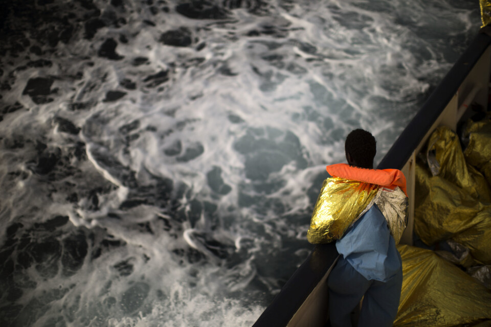 En migrant ombord på ett räddningsfartyg utanför Libyen. Arkivbild.